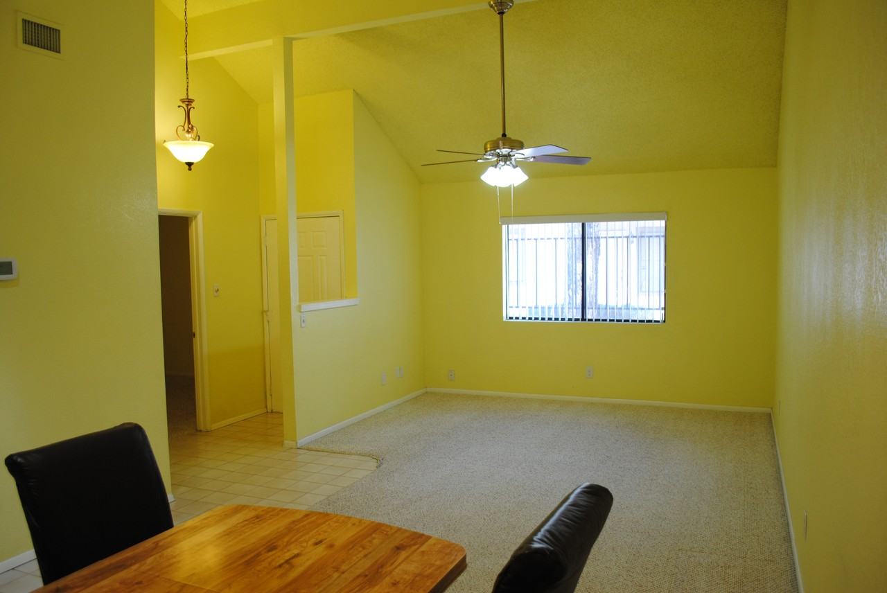 2762 N Pacific Dr - Photo 3 of 19