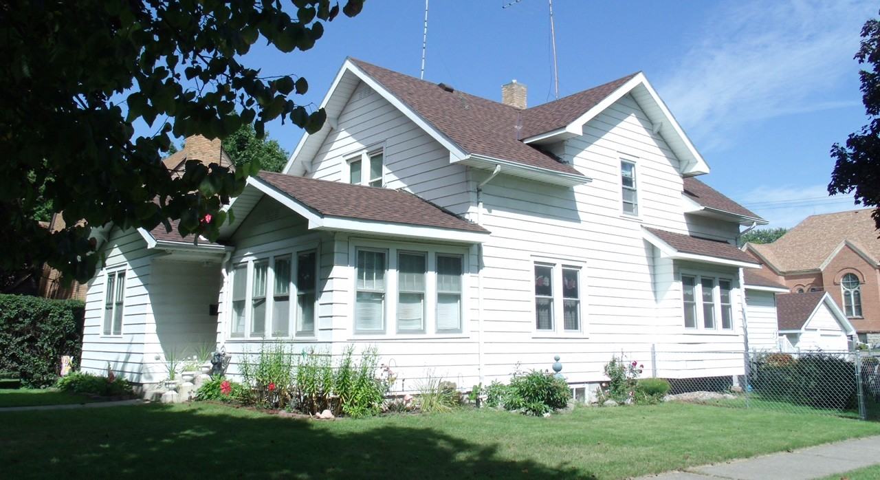1606 Greeley Ave N - Photo 2 of 13