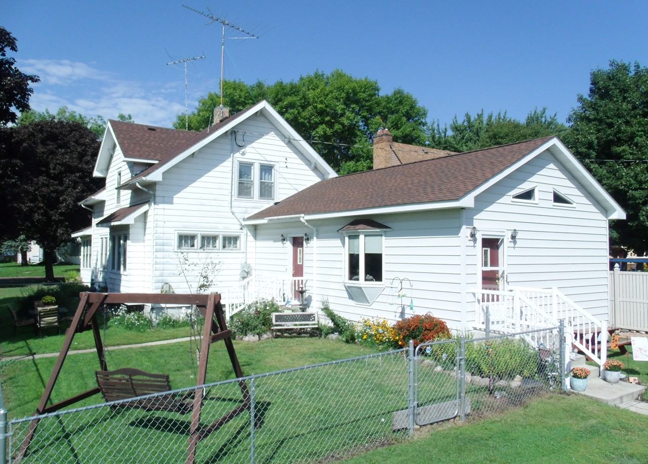 1606 Greeley Ave N - Photo 3 of 13
