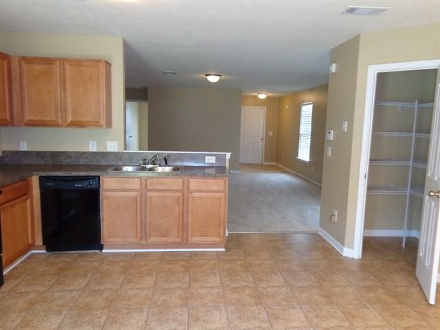 508 Shoreline Ln - Photo 3 of 10