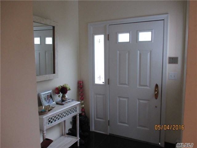 18 Embassy Ct - Photo 2 of 19