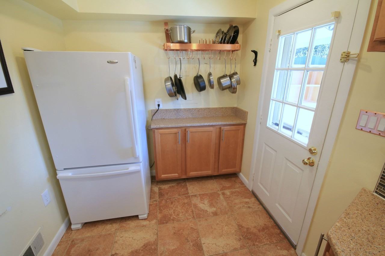 467 Hampton Court - Photo 3 of 24