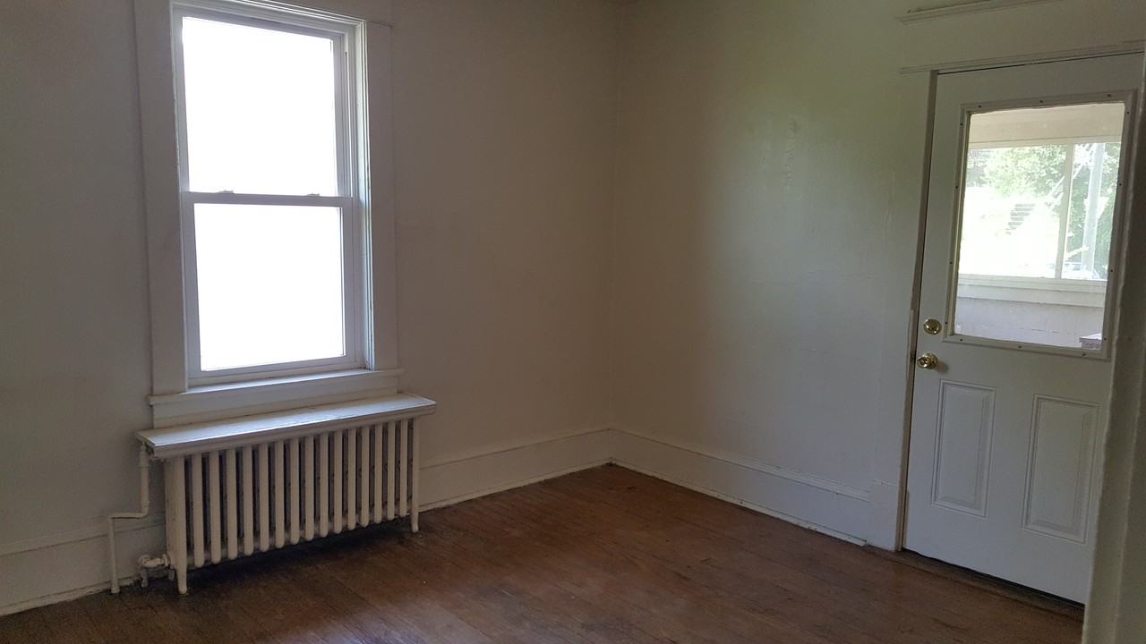 1256 Hamilton Terrace SE - Photo 3 of 8