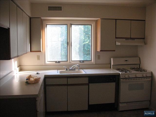 43 Canterbury Ln - Photo 2 of 9