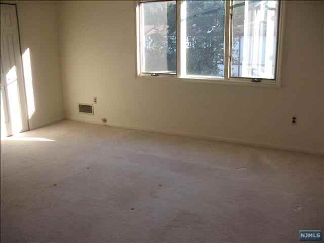 43 Canterbury Ln - Photo 3 of 9