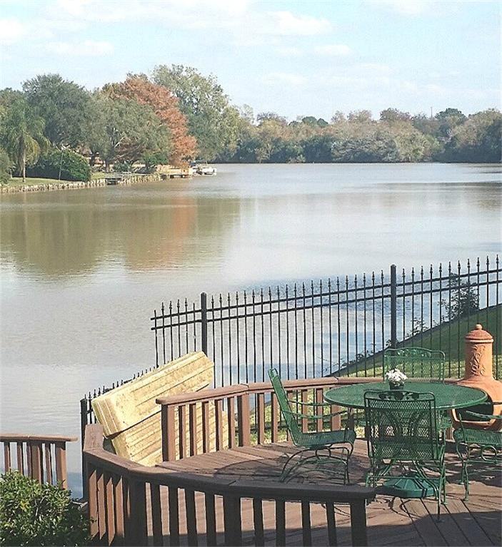 811 Harbour Pl - Photo 3 of 32