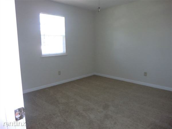 402 Red Bud Ln - Photo 3 of 12