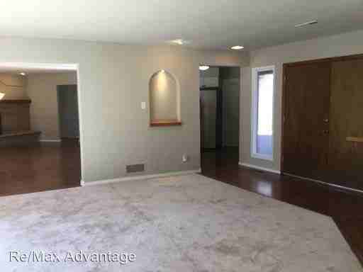 12912 Blackstone Rd NE - Photo 3 of 19