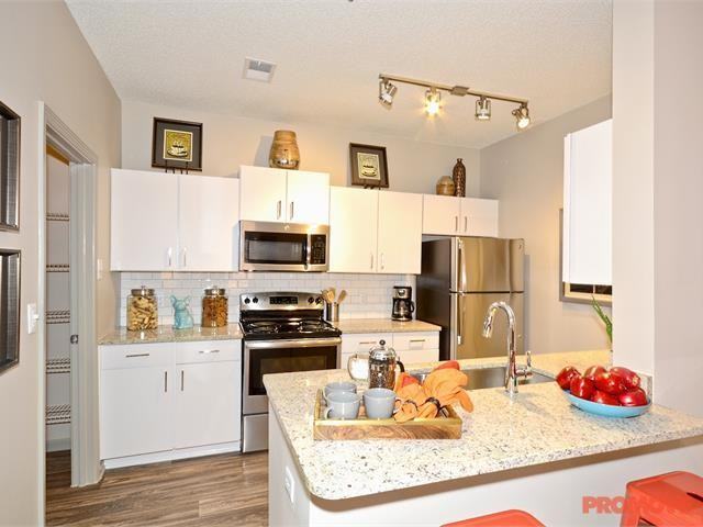 1000 Spalding - Photo 3 of 10