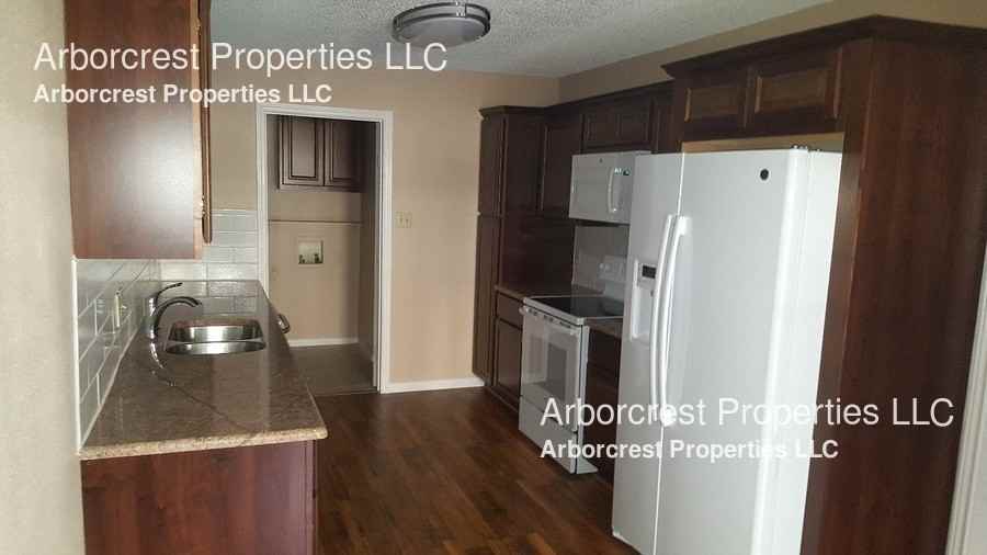 1912 N Irving Heights Dr - Photo 3 of 10