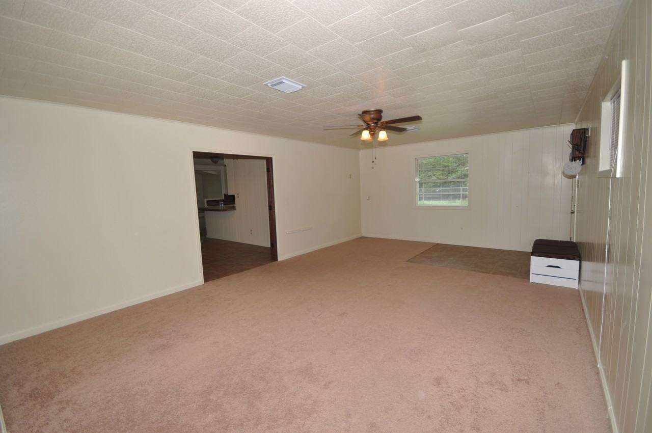 608 S Thomson Ave - Photo 3 of 25