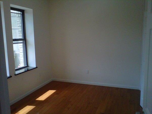 85 Graham Ave - Photo 3 of 7