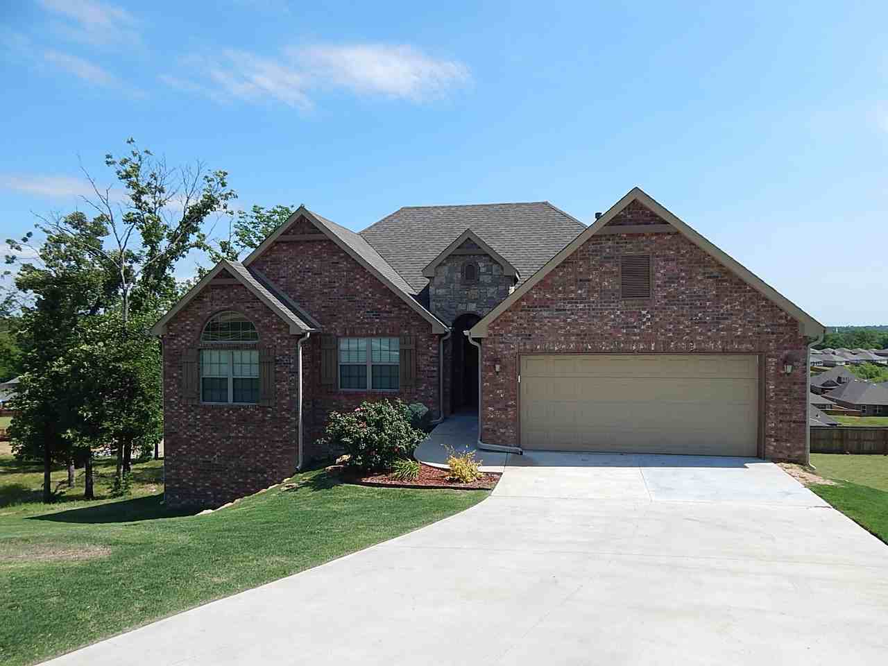 1515 Emily Cir - Photo 2 of 32