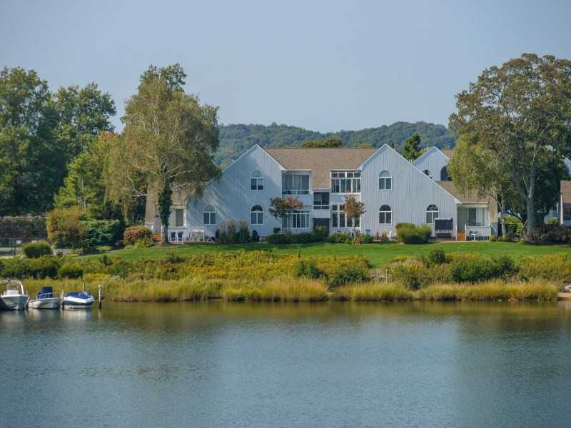 400 Noyack Rd - Photo 3 of 19