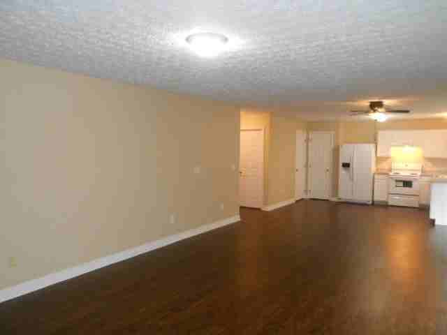 82 Richard Ave - Photo 3 of 13