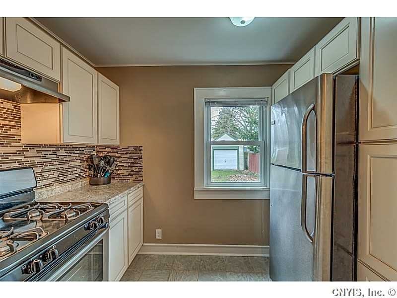 106 Leonard Ave - Photo 3 of 25