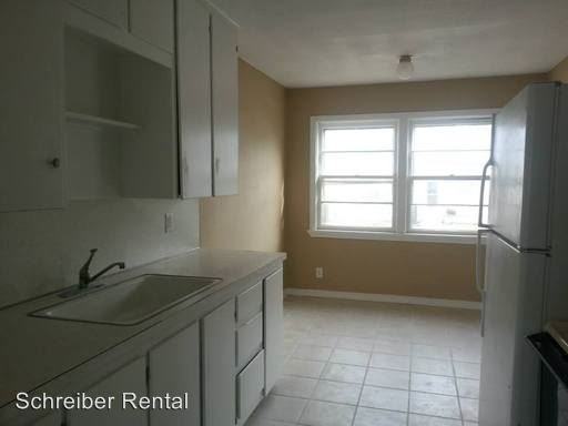 905 W Towanda Ave - Photo 2 of 10