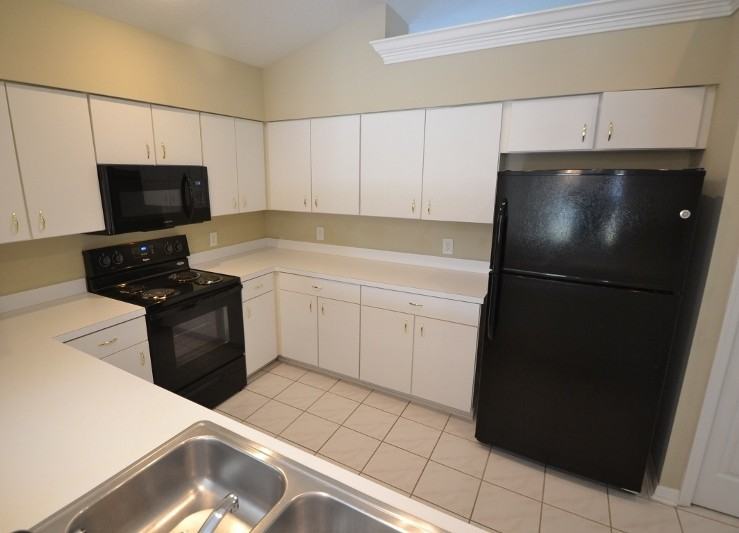18121 Leafwood Cir - Photo 3 of 5