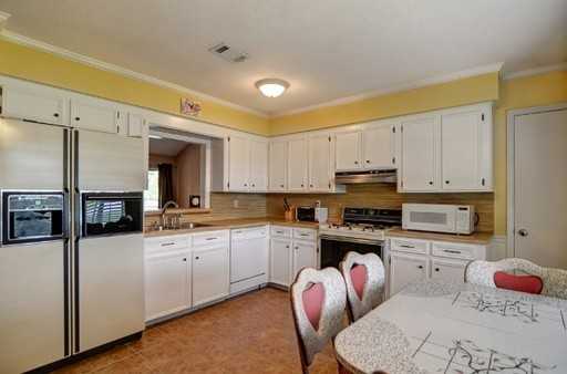 4017 Woodcrest Dr - Photo 3 of 8