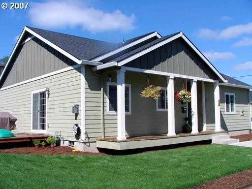 228 NW Lincoln St - Photo 2 of 13