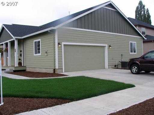 228 NW Lincoln St - Photo 3 of 13