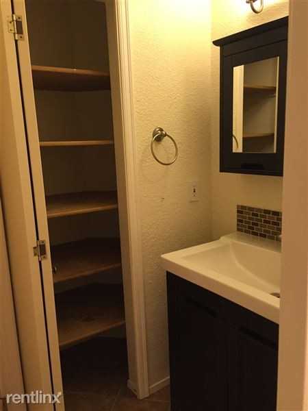 11104 NE 68th St - Photo 3 of 10