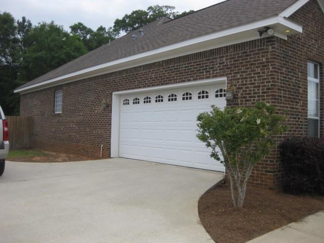 2555 Oak Grove Dr - Photo 2 of 16