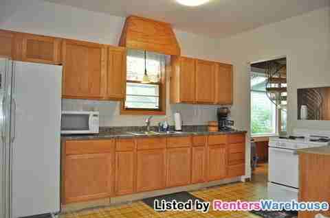 1107 College St - Photo 3 of 15