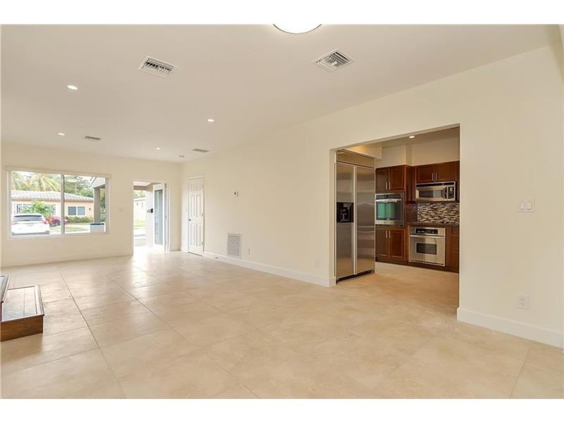 17615 NE 8th Ct - Photo 2 of 5