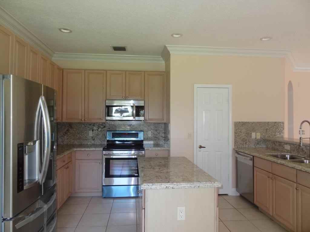 12671 Yardley Dr - Photo 3 of 4