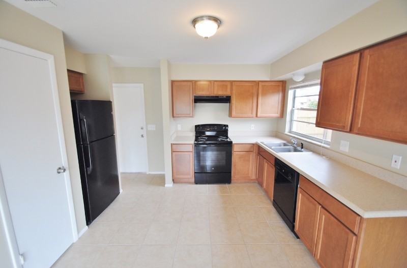 2133 Allspice Ave - Photo 2 of 10