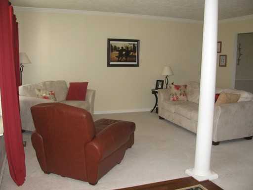 33 Barclay Ln - Photo 2 of 14