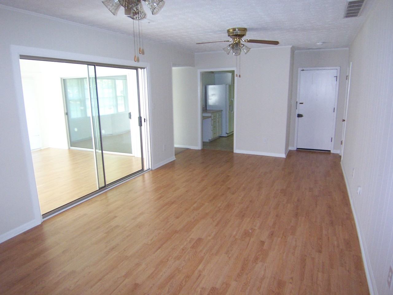 415 Laurel Cir - Photo 3 of 7