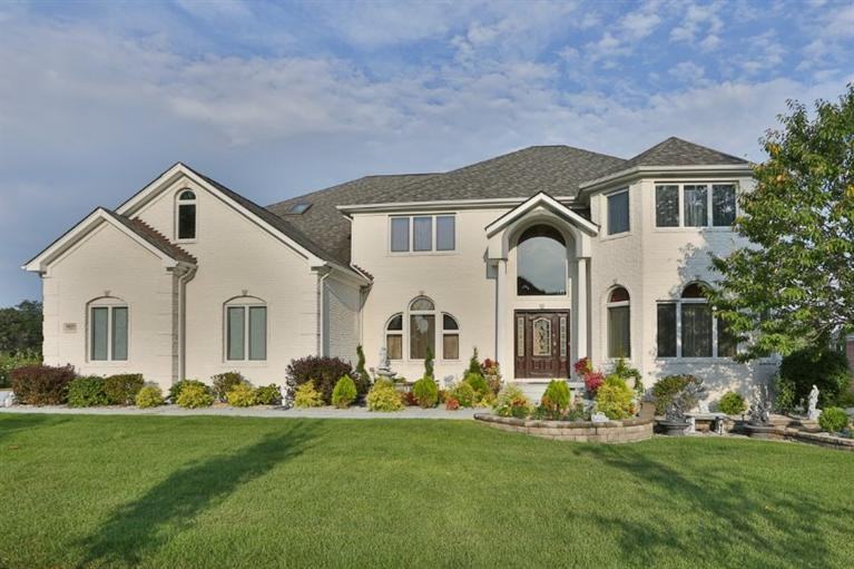 9825 Rosewood Dr - Photo 3 of 37