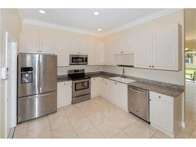 3367 Lakeside Dr - Photo 2 of 8