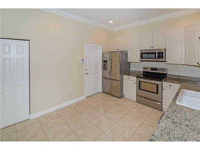 3367 Lakeside Dr - Photo 3 of 8