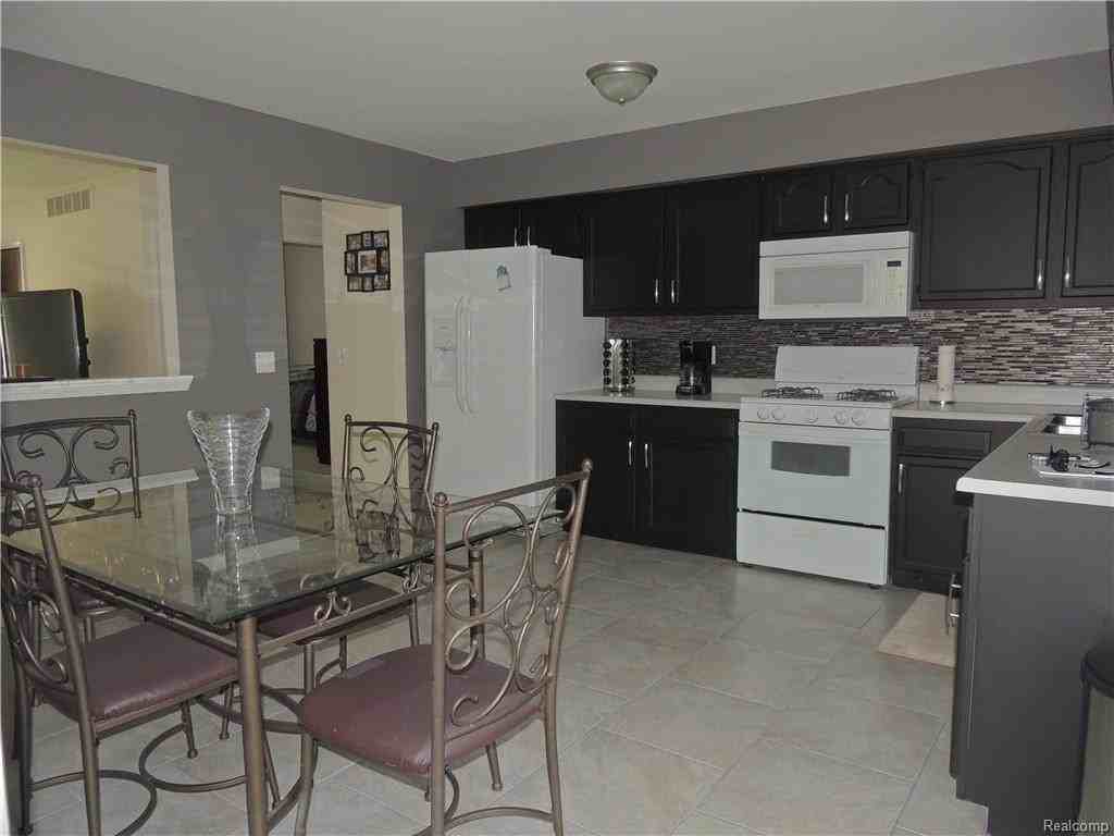 37575 Marquette St - Photo 3 of 19