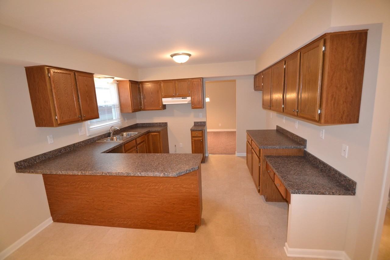 1133 Windslow Cir - Photo 3 of 9