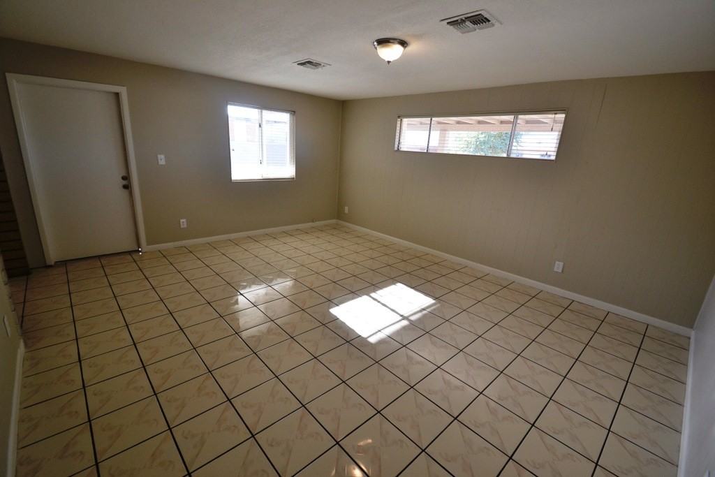 3945 W Windsor Ave - Photo 3 of 15