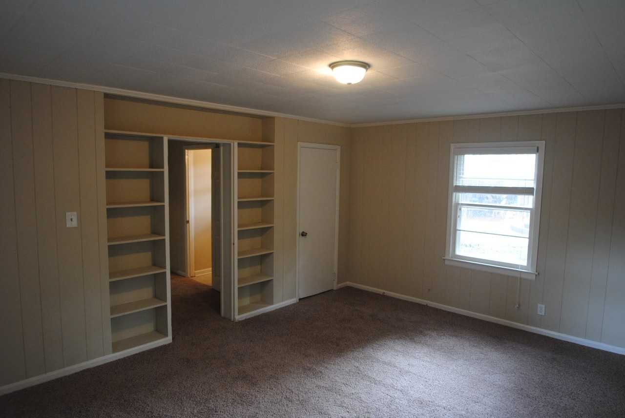 121 Hillsdale Dr SE - Photo 2 of 3