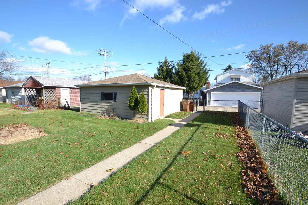 2233 Hainsworth Ave - Photo 2 of 9