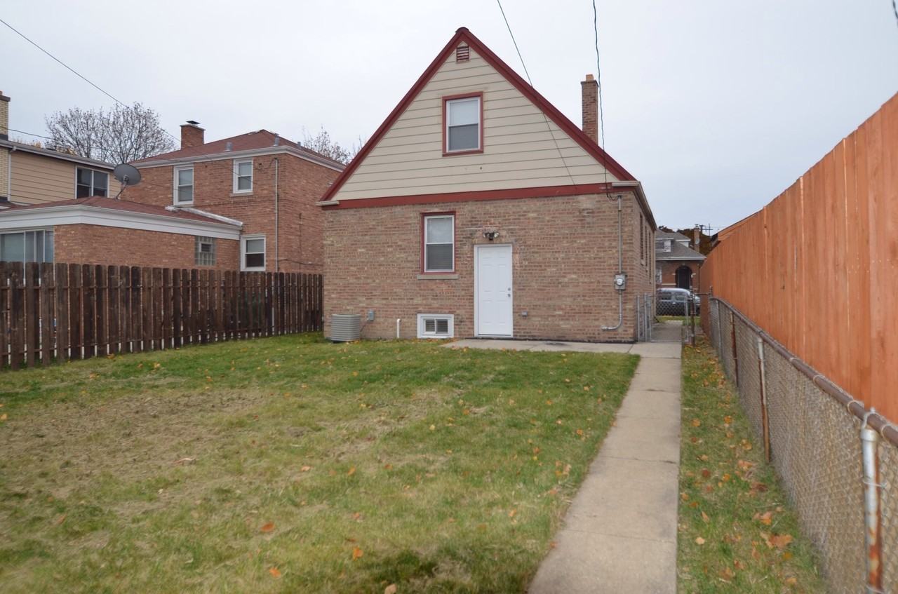 2647 Maple St - Photo 2 of 8