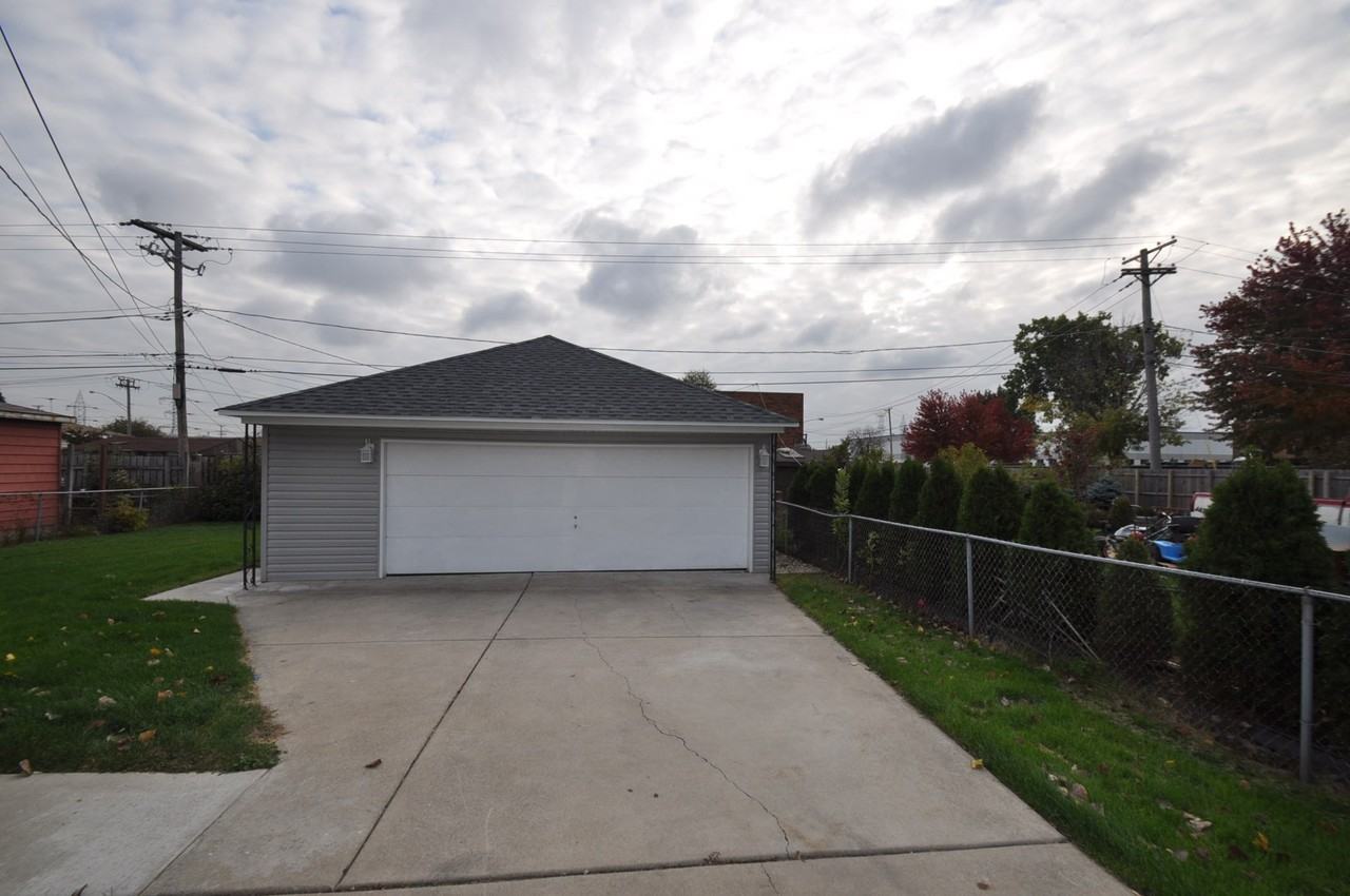8445 77th Ct - Photo 2 of 9