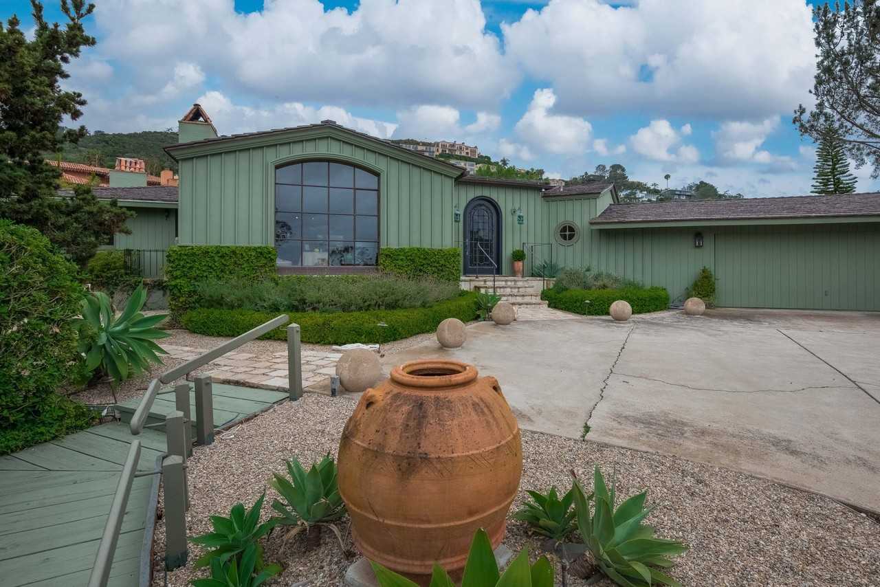 7720 Sierra Mar Dr - Photo 2 of 24