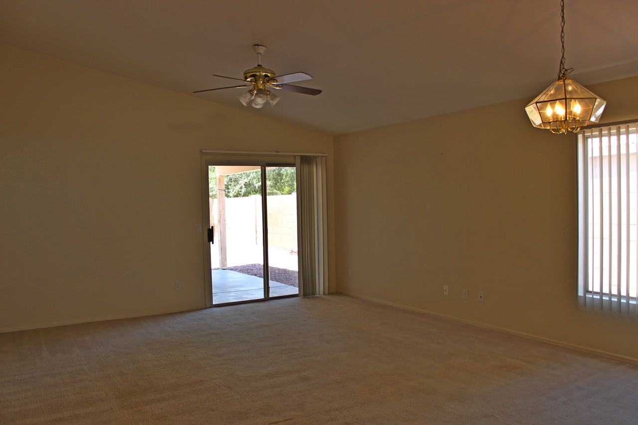 1454 S Oak St - Photo 3 of 23