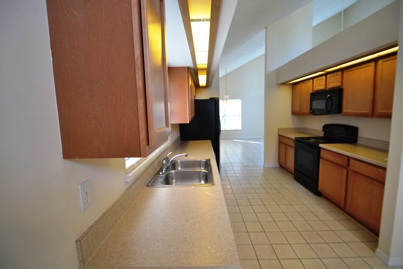 912 Silver Leaf Pl - Photo 3 of 8