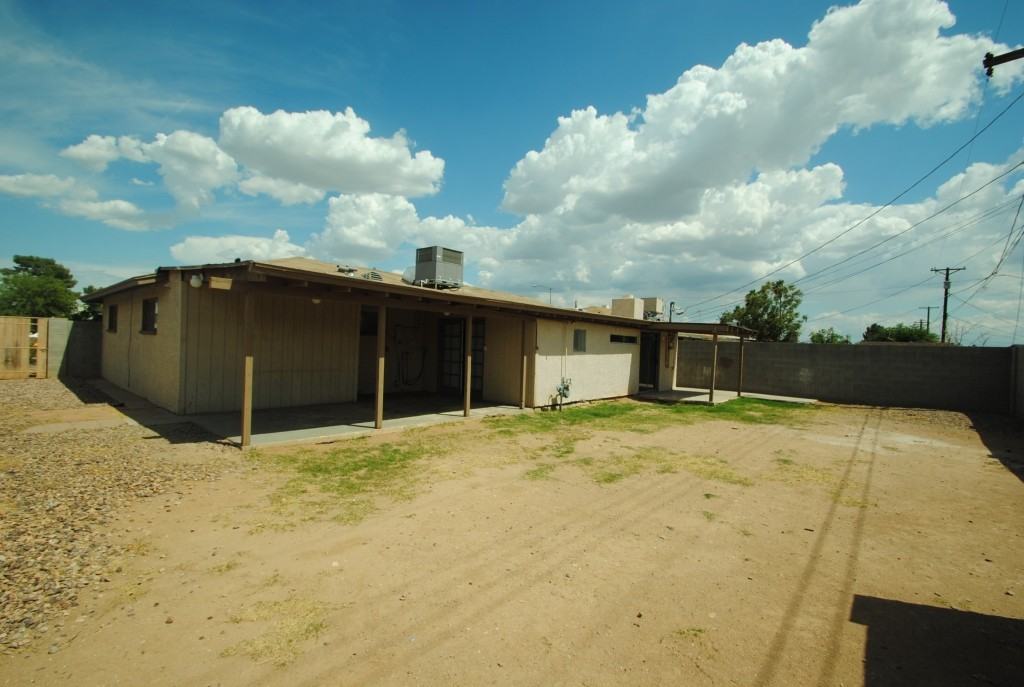 2556 N 40th Ave - Photo 2 of 19