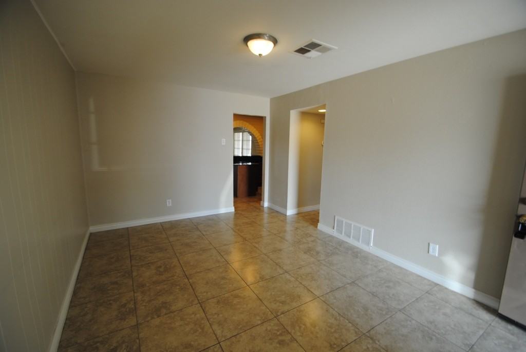 2556 N 40th Ave - Photo 3 of 19