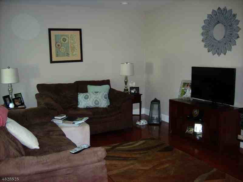 37 Village Rd - Photo 3 of 18