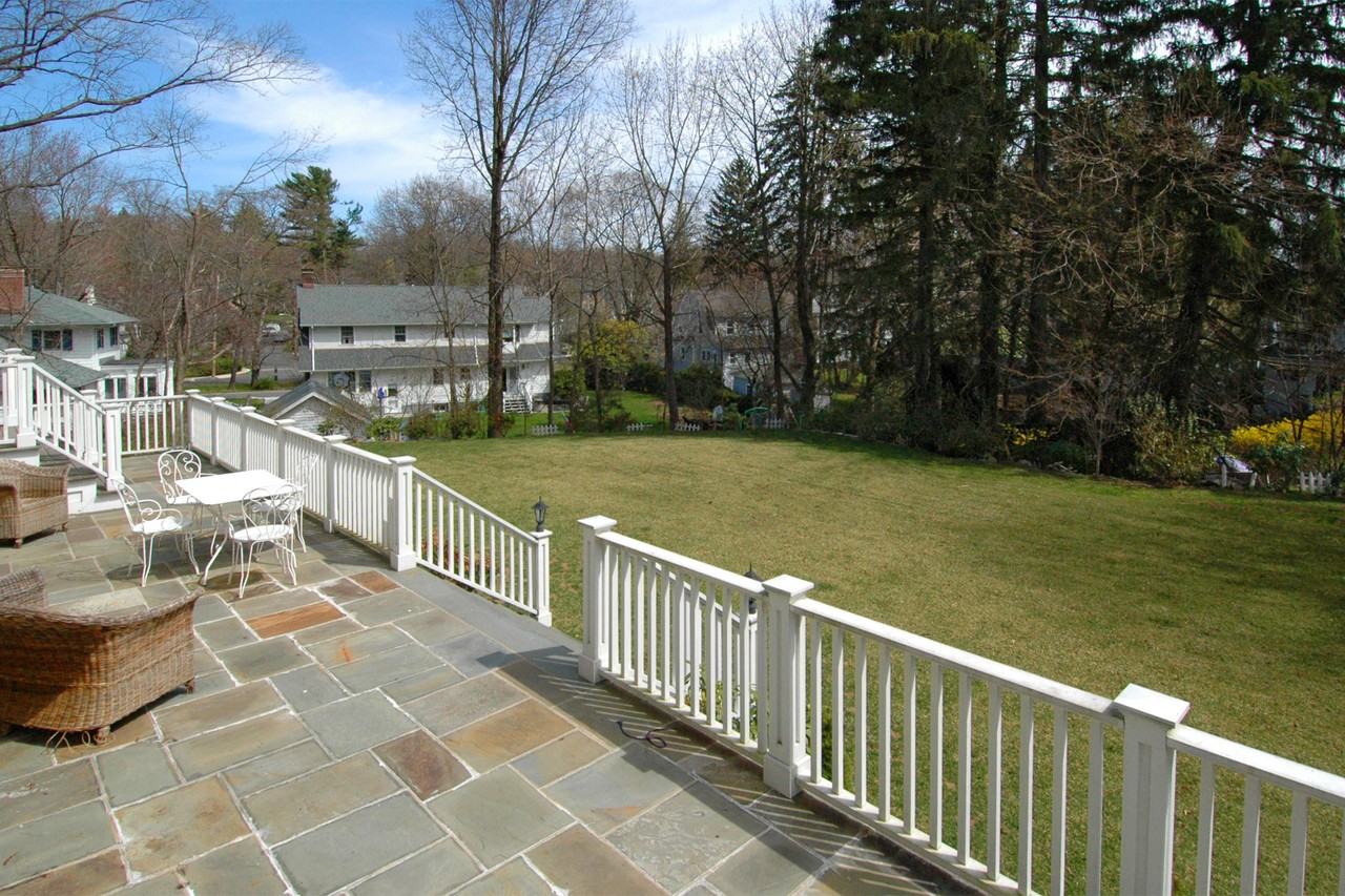 74 Lansdowne Dr - Photo 3 of 24